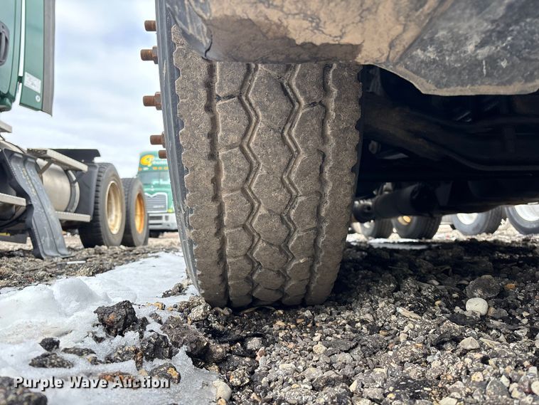 image for item YA2328 2017 Freightliner Cascadia 125 semi truck