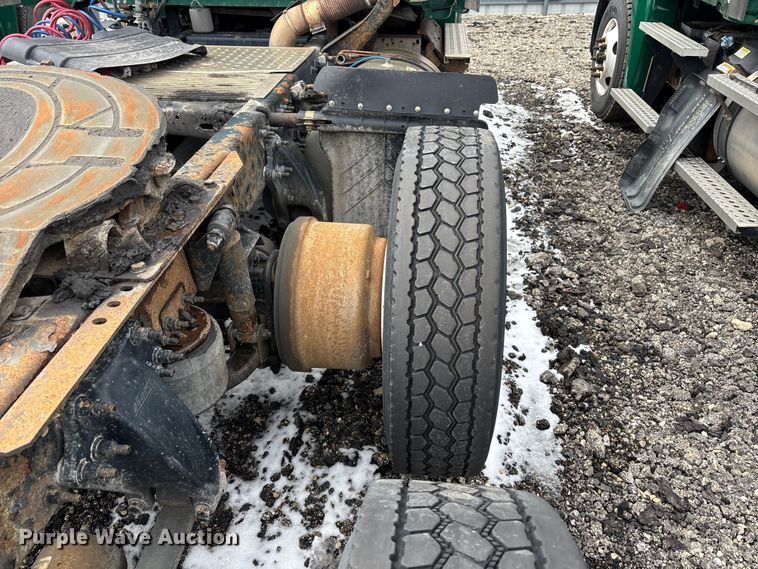 image for item YA2328 2017 Freightliner Cascadia 125 semi truck