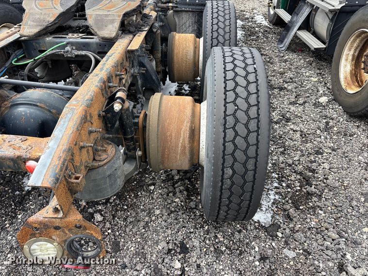 image for item YA2328 2017 Freightliner Cascadia 125 semi truck