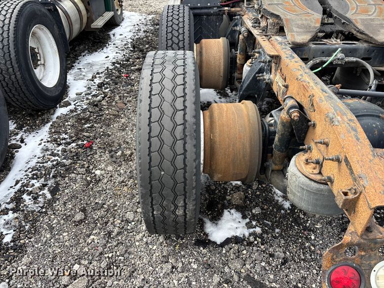 image for item YA2328 2017 Freightliner Cascadia 125 semi truck