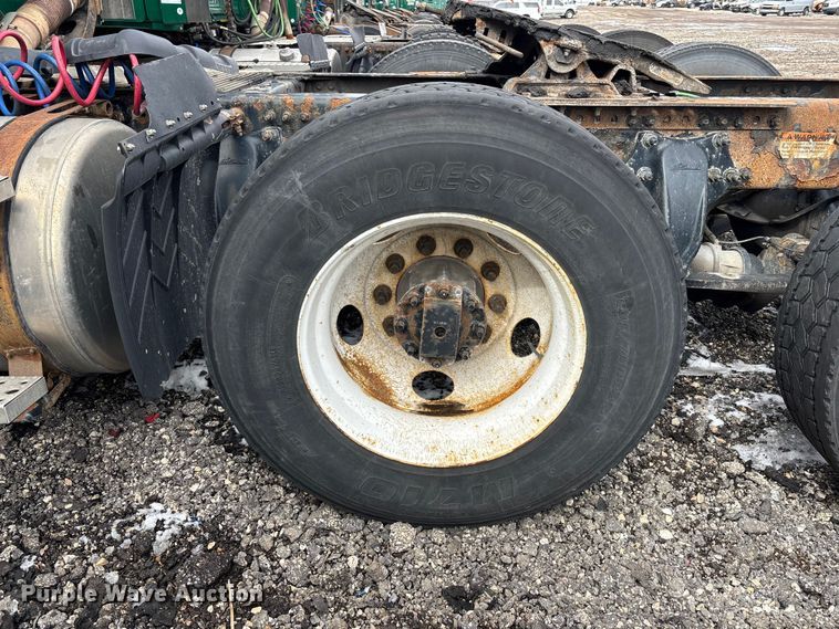 image for item YA2328 2017 Freightliner Cascadia 125 semi truck