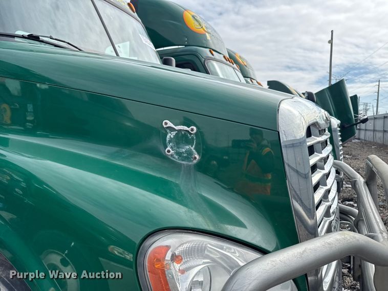 image for item YA2329 2017 Freightliner Cascadia 125 semi truck