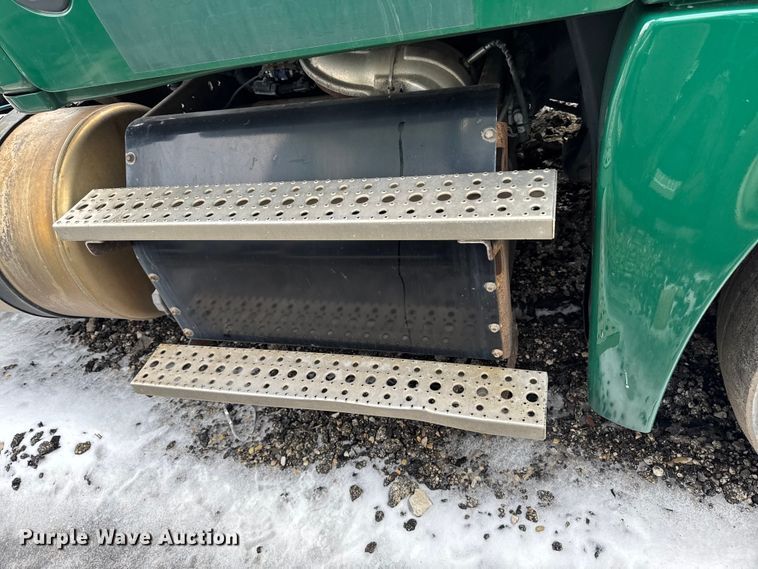 image for item YA2329 2017 Freightliner Cascadia 125 semi truck