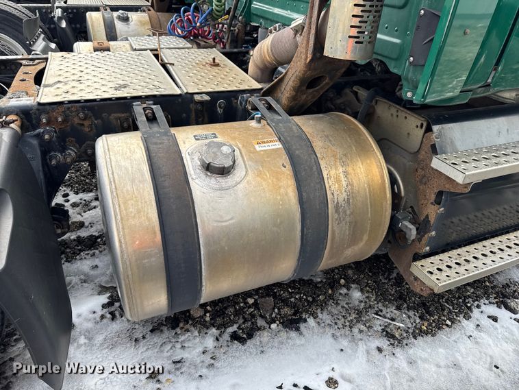 image for item YA2329 2017 Freightliner Cascadia 125 semi truck