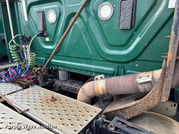 image for item YA2329 2017 Freightliner Cascadia 125 semi truck