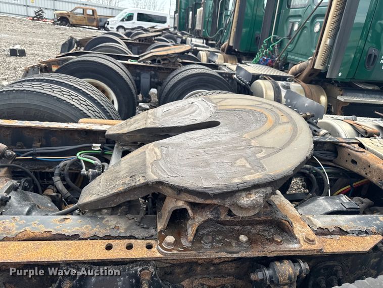 image for item YA2329 2017 Freightliner Cascadia 125 semi truck