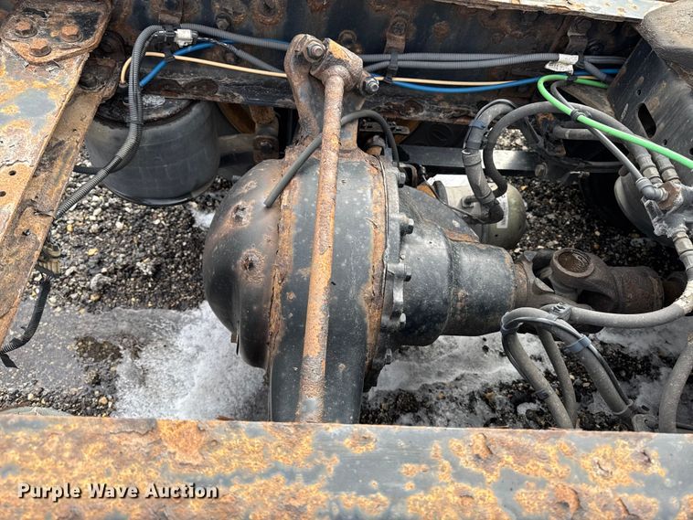 image for item YA2329 2017 Freightliner Cascadia 125 semi truck