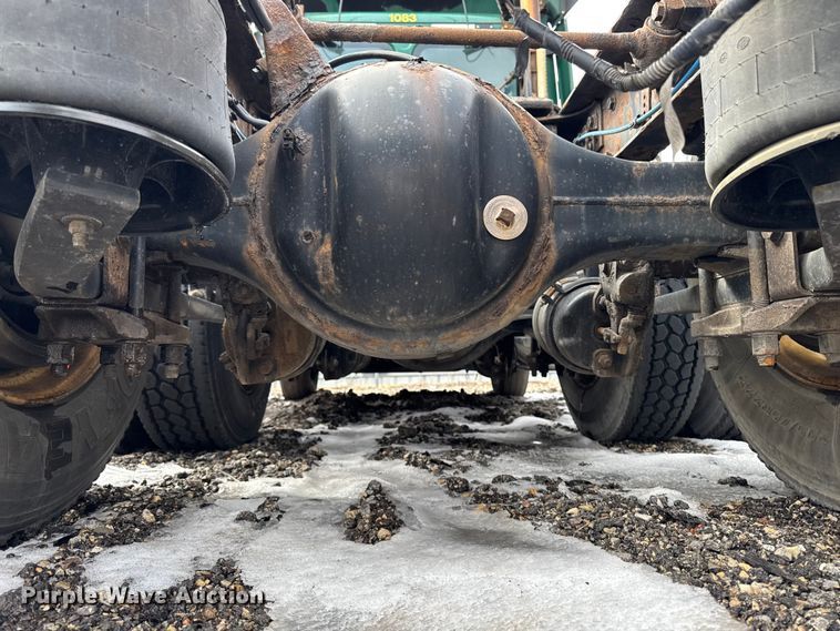 image for item YA2329 2017 Freightliner Cascadia 125 semi truck