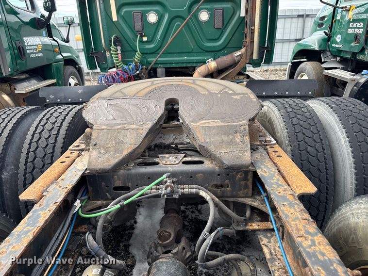 image for item YA2329 2017 Freightliner Cascadia 125 semi truck