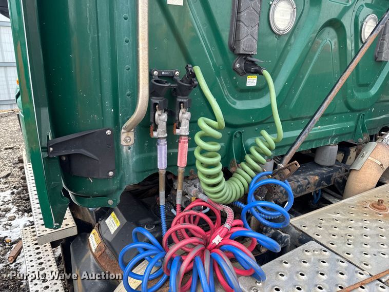 image for item YA2329 2017 Freightliner Cascadia 125 semi truck