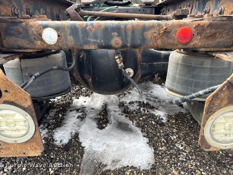 image for item YA2329 2017 Freightliner Cascadia 125 semi truck