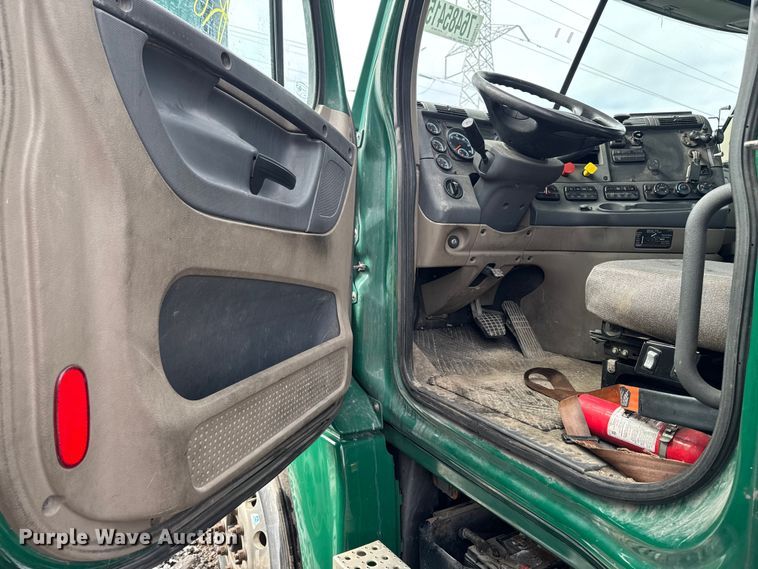 image for item YA2329 2017 Freightliner Cascadia 125 semi truck