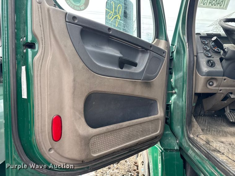 image for item YA2329 2017 Freightliner Cascadia 125 semi truck