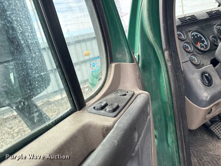 image for item YA2329 2017 Freightliner Cascadia 125 semi truck