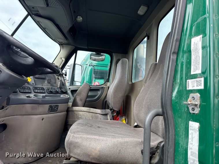 image for item YA2329 2017 Freightliner Cascadia 125 semi truck