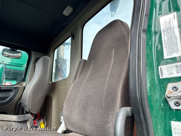 image for item YA2329 2017 Freightliner Cascadia 125 semi truck