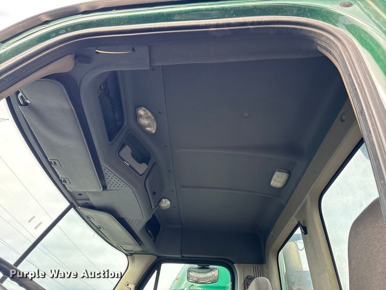 image for item YA2329 2017 Freightliner Cascadia 125 semi truck