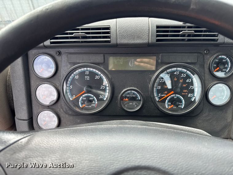 image for item YA2329 2017 Freightliner Cascadia 125 semi truck