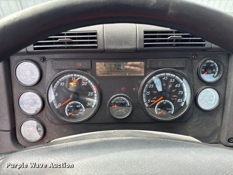 image for item YA2329 2017 Freightliner Cascadia 125 semi truck