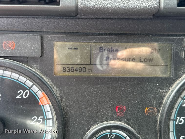 image for item YA2329 2017 Freightliner Cascadia 125 semi truck