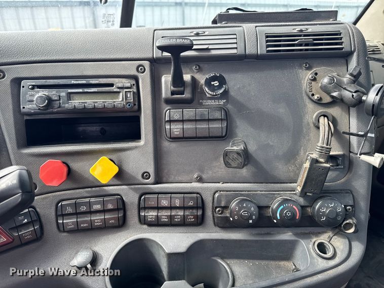 image for item YA2329 2017 Freightliner Cascadia 125 semi truck