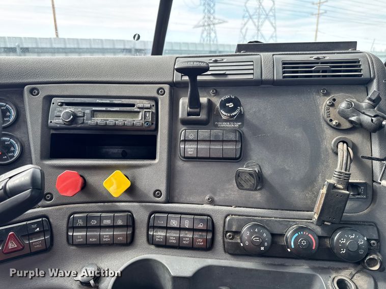 image for item YA2329 2017 Freightliner Cascadia 125 semi truck