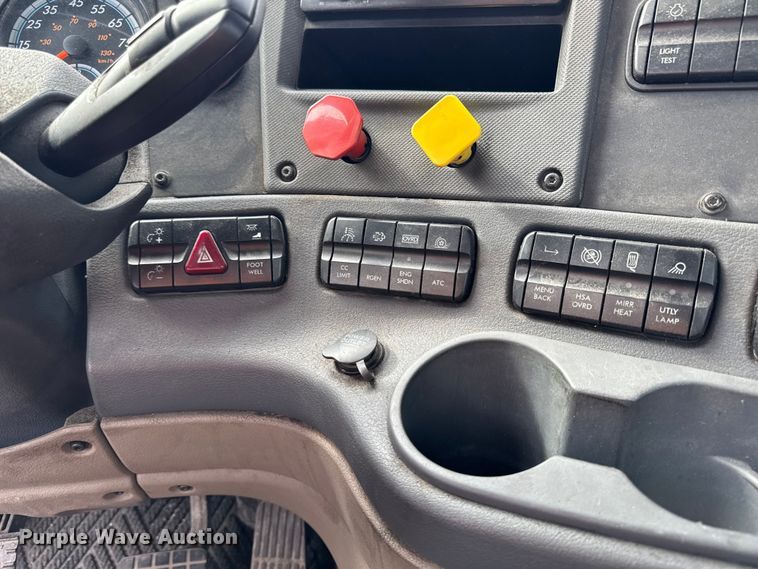 image for item YA2329 2017 Freightliner Cascadia 125 semi truck