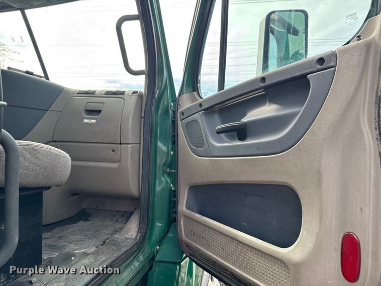 image for item YA2329 2017 Freightliner Cascadia 125 semi truck