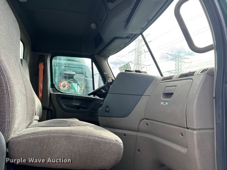 image for item YA2329 2017 Freightliner Cascadia 125 semi truck