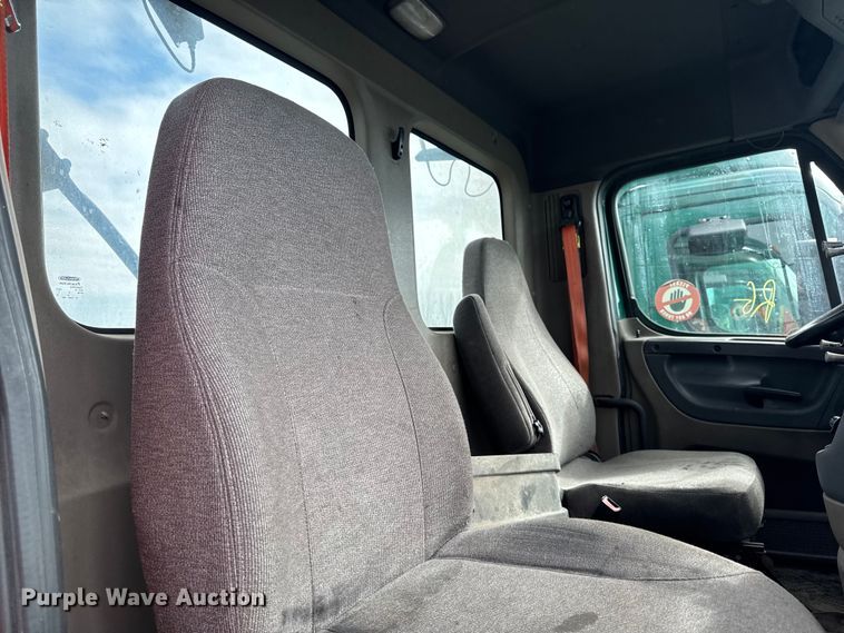 image for item YA2329 2017 Freightliner Cascadia 125 semi truck