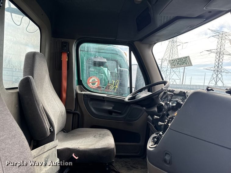 image for item YA2329 2017 Freightliner Cascadia 125 semi truck