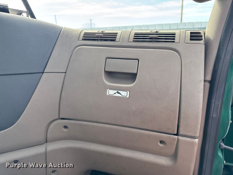 image for item YA2329 2017 Freightliner Cascadia 125 semi truck