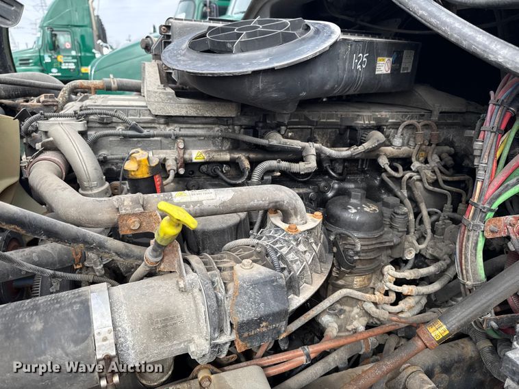 image for item YA2329 2017 Freightliner Cascadia 125 semi truck