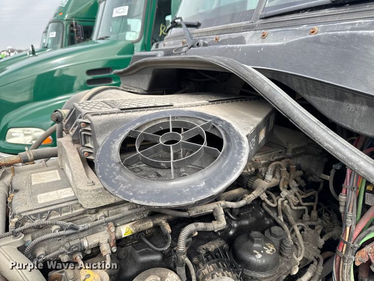 image for item YA2329 2017 Freightliner Cascadia 125 semi truck