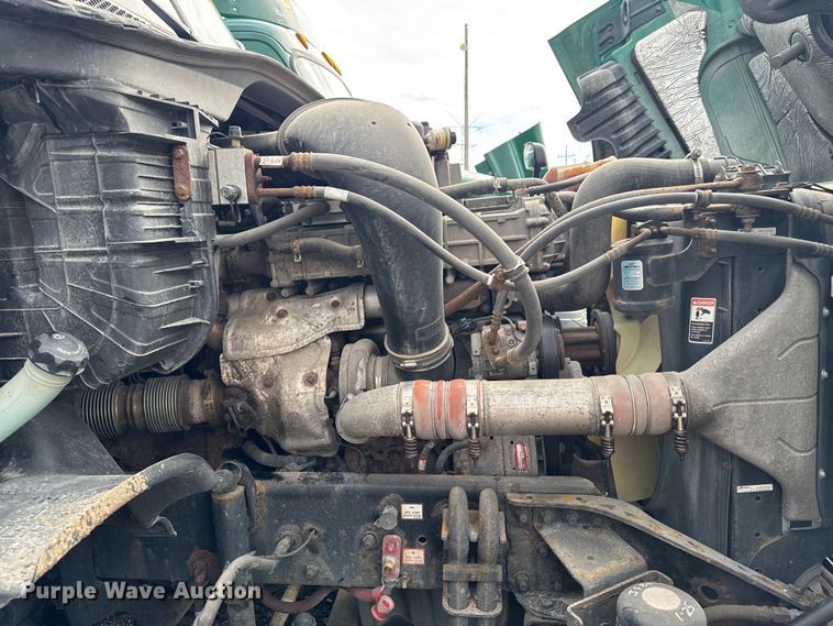 image for item YA2329 2017 Freightliner Cascadia 125 semi truck