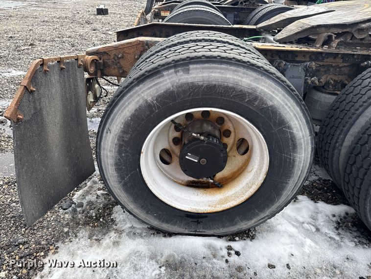 image for item YA2329 2017 Freightliner Cascadia 125 semi truck