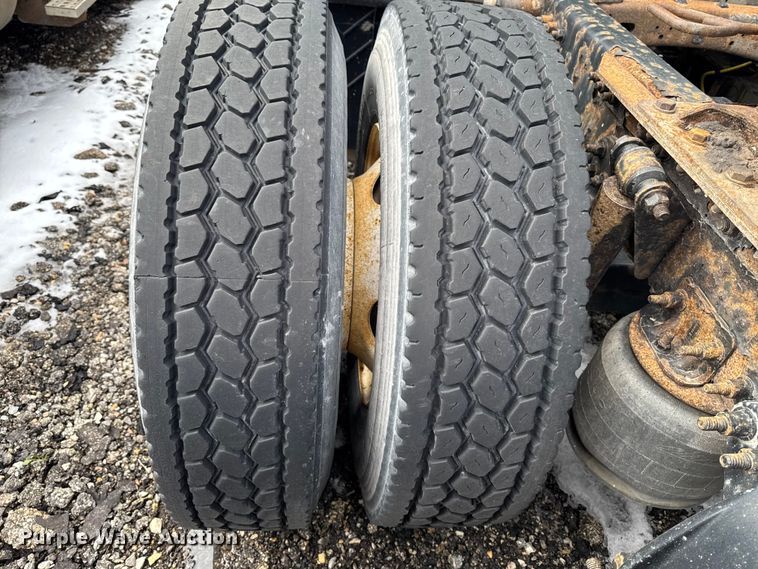 image for item YA2329 2017 Freightliner Cascadia 125 semi truck