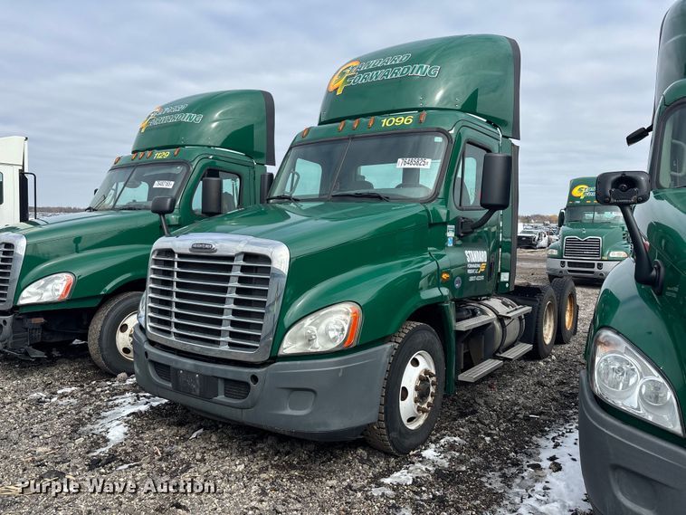 image for item YA2330 2017 Freightliner Cascadia 125 semi truck