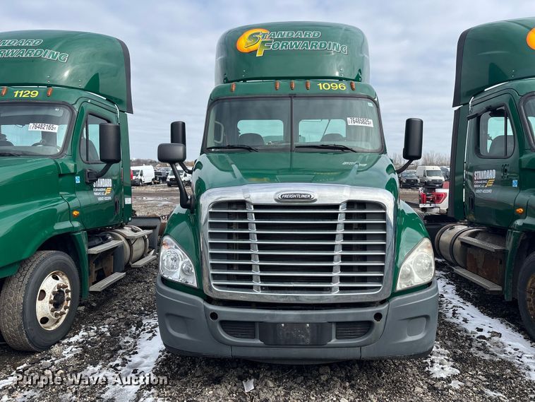 image for item YA2330 2017 Freightliner Cascadia 125 semi truck