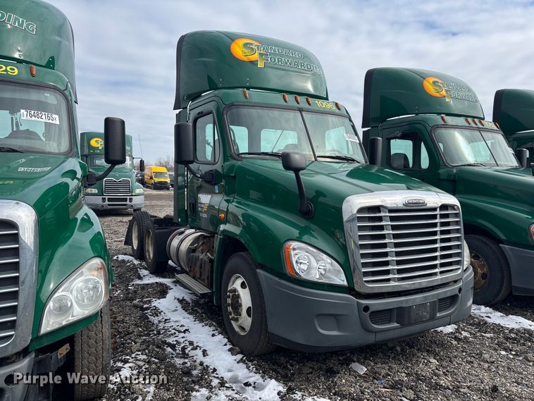 image for item YA2330 2017 Freightliner Cascadia 125 semi truck