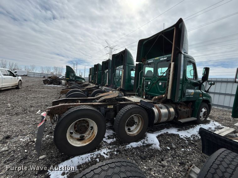 image for item YA2330 2017 Freightliner Cascadia 125 semi truck