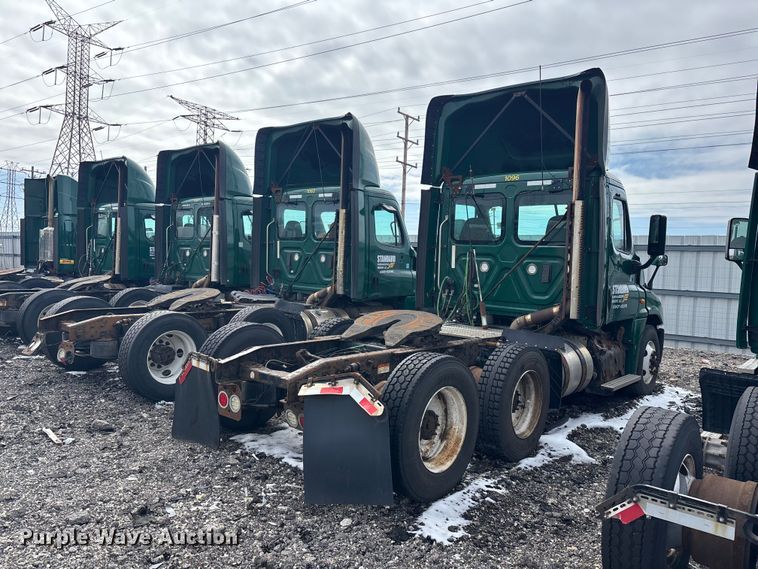 image for item YA2330 2017 Freightliner Cascadia 125 semi truck