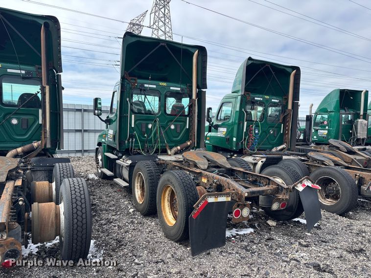 image for item YA2330 2017 Freightliner Cascadia 125 semi truck