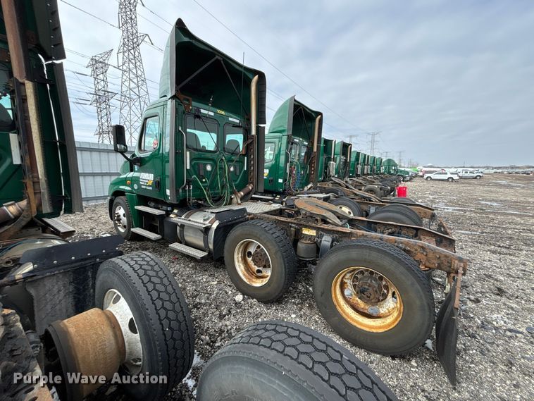 image for item YA2330 2017 Freightliner Cascadia 125 semi truck