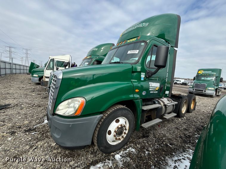 image for item YA2330 2017 Freightliner Cascadia 125 semi truck