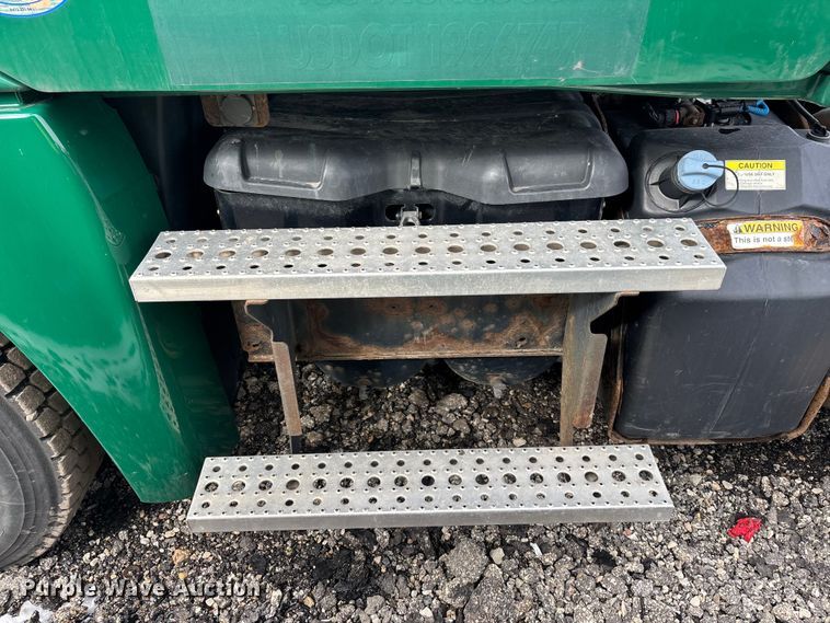 image for item YA2330 2017 Freightliner Cascadia 125 semi truck