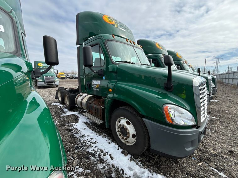 image for item YA2330 2017 Freightliner Cascadia 125 semi truck