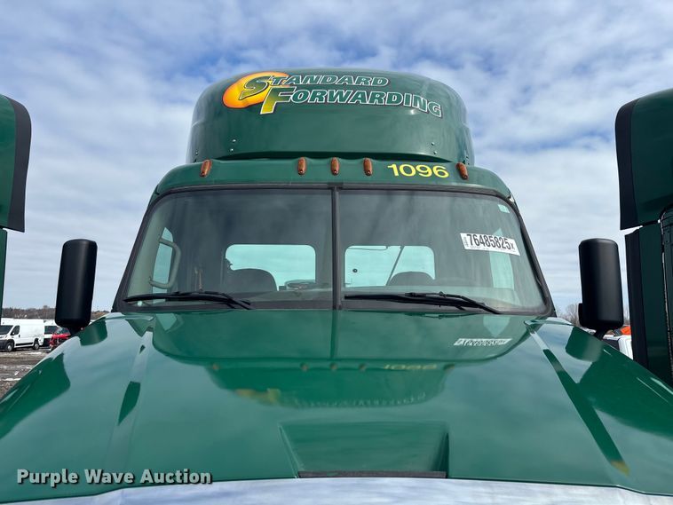 image for item YA2330 2017 Freightliner Cascadia 125 semi truck