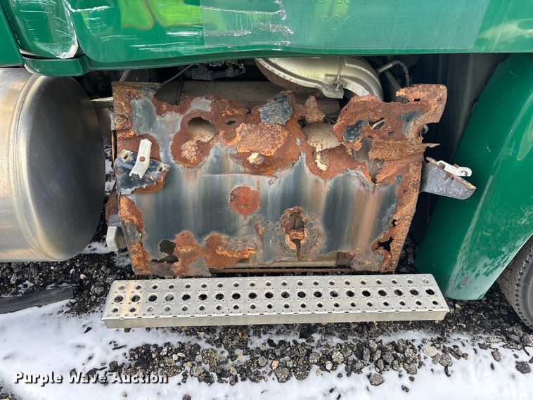 image for item YA2330 2017 Freightliner Cascadia 125 semi truck