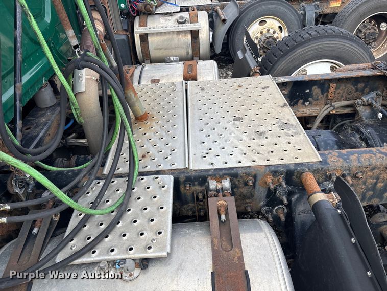 image for item YA2330 2017 Freightliner Cascadia 125 semi truck